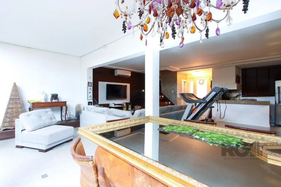Imagem Casa com 327m² de área privativa, oferecendo 3 dormitórios, sendo 3 suítes