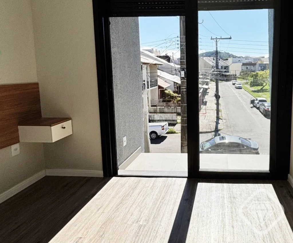Imagem Casa nova, mobiliada e pronta para morar, em frente a uma linda praça na Zona Sul.

Ao entrar, o li...