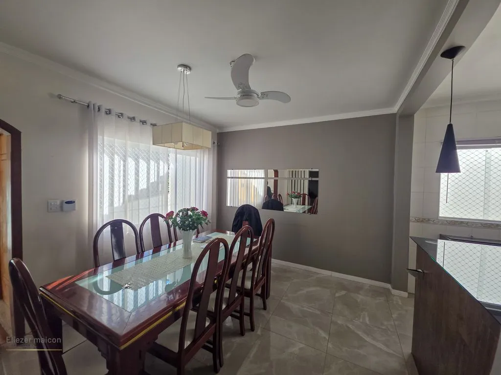 Imagem Casa com piscina, área gourmet a venda próximo ao centro de Poços de Caldas - MG