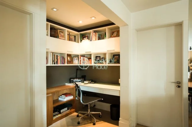 Imagem Lindo apartamento com 163m2 em rua muito procurada no Panamby. Condomínio com lazer completo destac...
