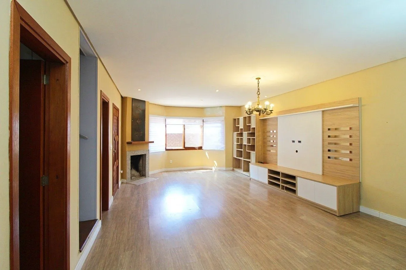 Imagem Casa de 3 dormitórios a venda no bairro Guarujá, Porto Alegre