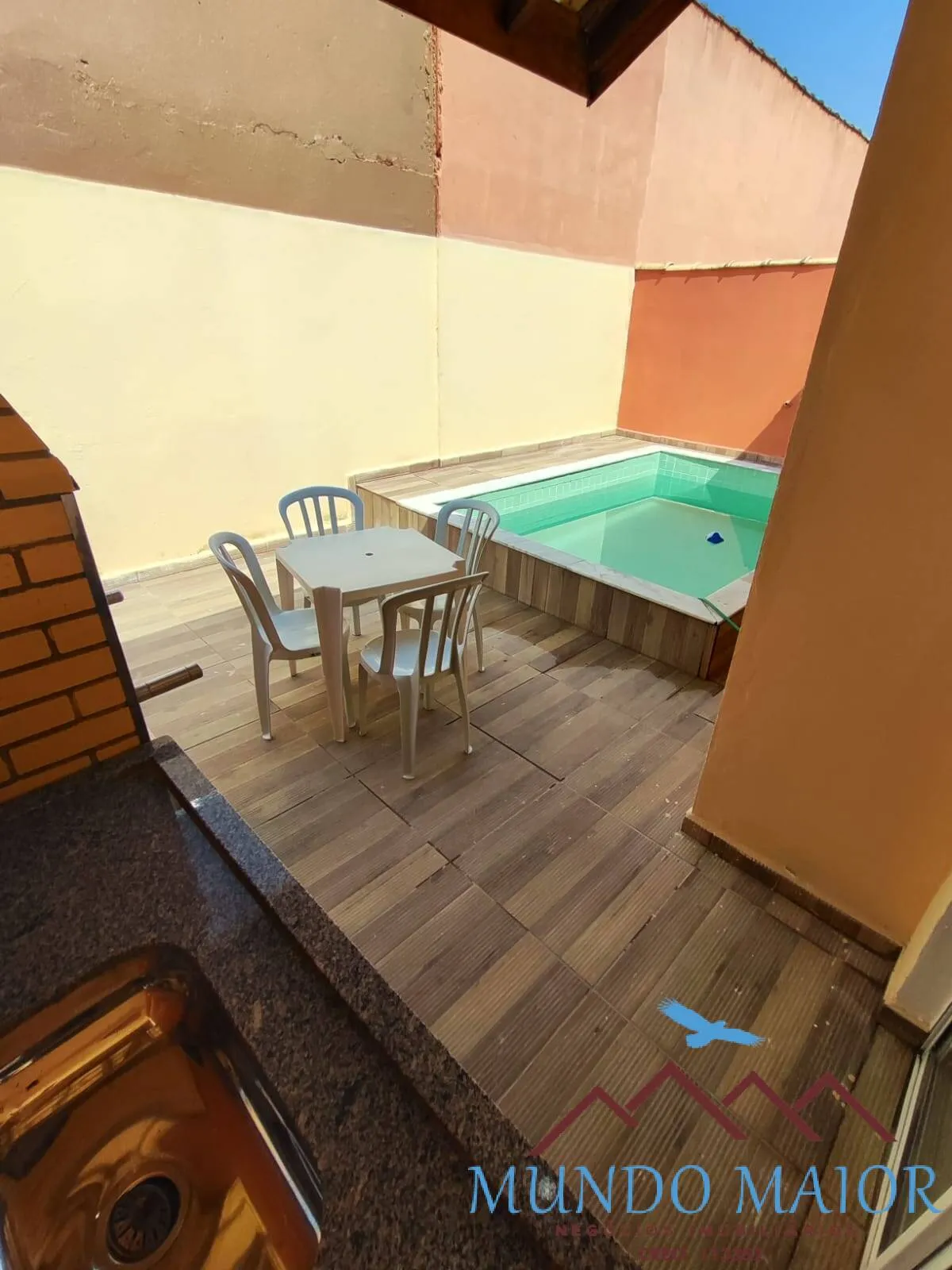 Imagem Casa com Piscina, Churrasqueira, 2 Dormitórios, suíte e condomínio fechado.