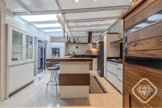 Imagem Casa com 4 dormitórios, 2 suítes, terraço e espaço gourmet no Tristeza

Casa em condomínio fech...