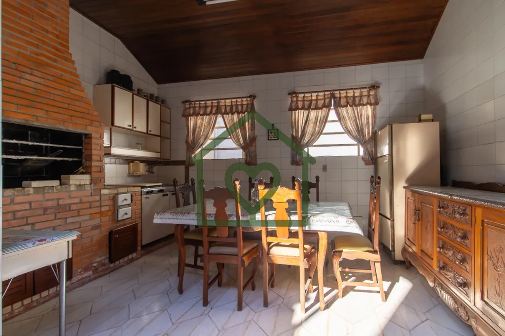 Imagem Casa totalmente mobiliada com 5 quartos, sendo uma suíte com closet, 417 m² de área construída e...