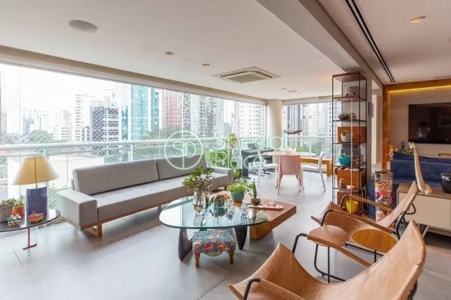 Imagem Totalmente reformado, apto com 201m² com planta versátil e super bem localizado. Amplo living com ...