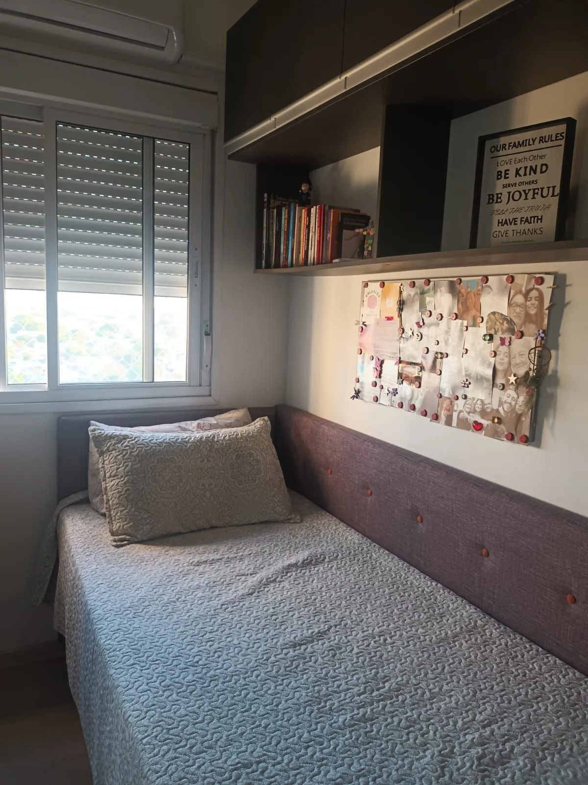 Imagem Apartamento de 3 dormitórios com living estendido, semi mobiliado, suíte e churrasqueira.