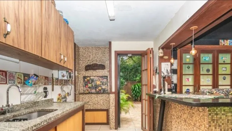 Imagem Casa com 3 dormitórios, no bairro Ipanema, zona sul de Porto Alegre, RS.