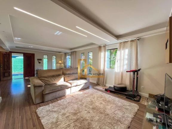 Imagem Casa com 5 quartos sendo 3 suítes perto do Clube Comay e da Feirinha do Alto de Teresópolis!
