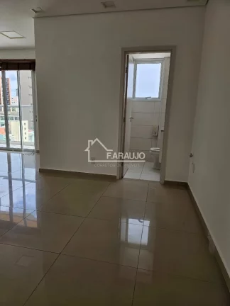 Excelente sala comercial de 40m² com varanda no prestigiado Edifício Infinity Campolim Office.