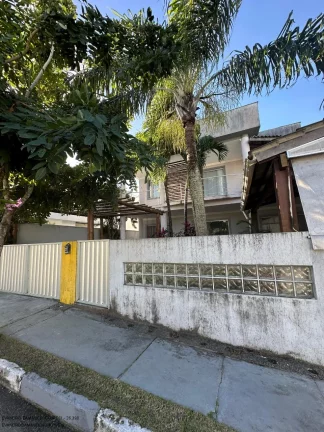 Imagem Alugue uma casa de luxo em condomínio exclusivo em Catu de Abrantes, Camaçari-BA! 5 quartos, 5 suítes, 3 salas, 2 banheiros, 2 vagas de garagem e 300m² de área.