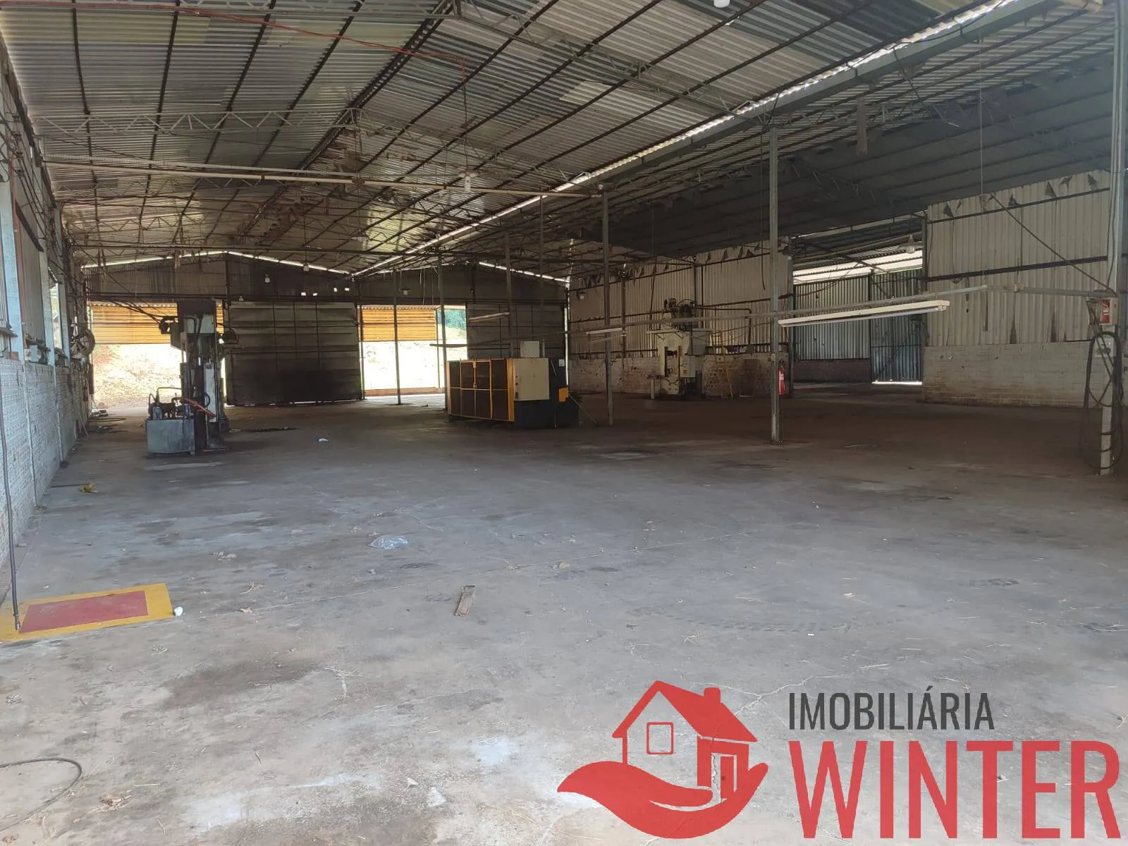 Imagem Pavilhão de 1.558,37m² + casa de caseiro em área de 14.485,00m²