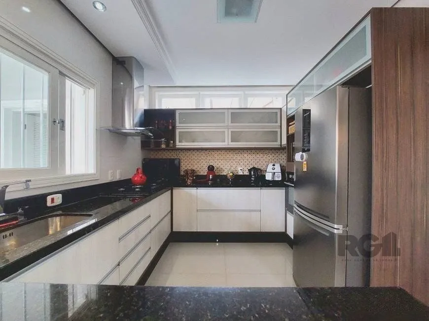 Imagem Excelente casa de 250m² com 3 dormitórios no bairro Sarandi.