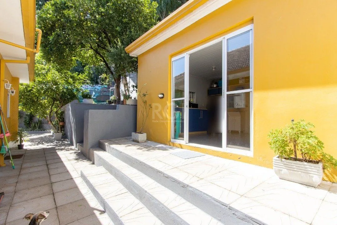 Imagem Sobrado à venda no Bairro Medianeira, reformado, 3 quartos, lareira, churrasqueira, 3 vagas