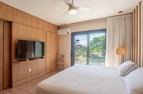Imagem Casa com 3 suítes amplas, além de uma sala generoso com lareira e 2 vagas de garagem.