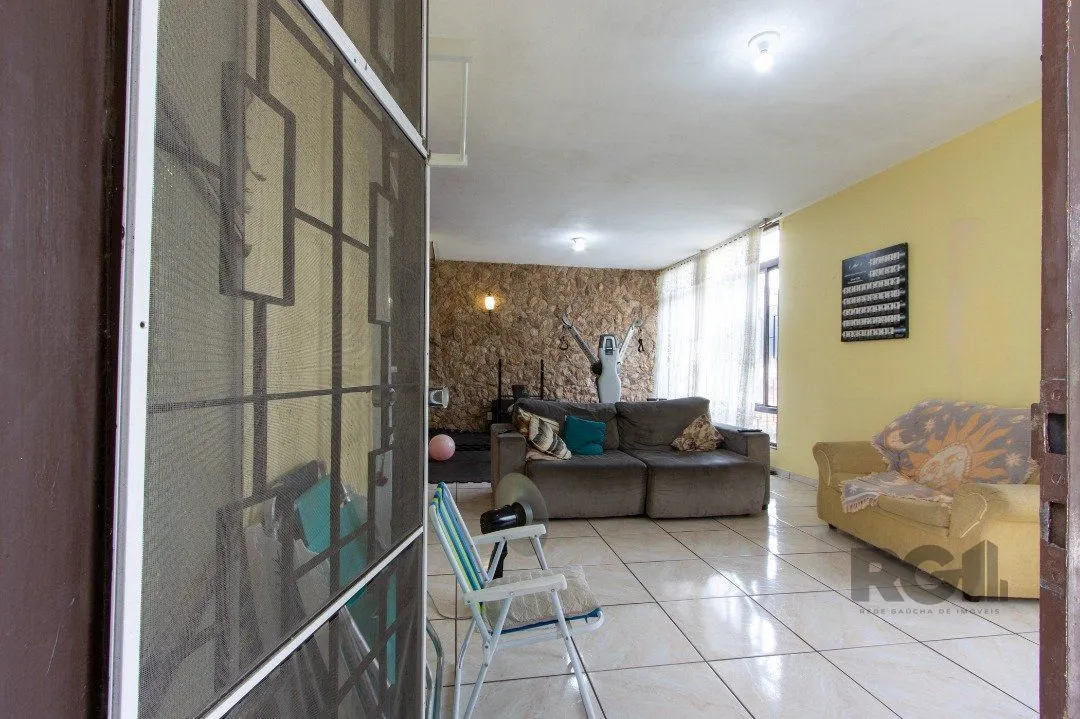 Imagem Casa térrea, 3 quartos, 2 banheiros, com pátio no Bairro Cavalhada
