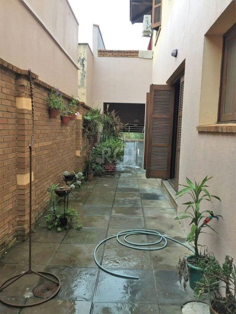 Imagem Casa de 270m² - 3 dormitórios, 1 suíte, churrasqueira, pátio e 3 vagas de garagem