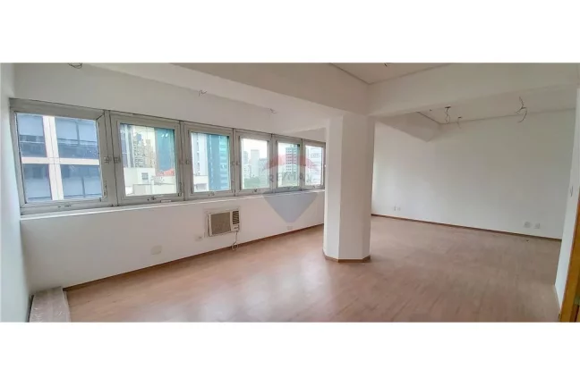 Imagem Sala comercial com 57,35m² e uma vaga no Itaim Bibi