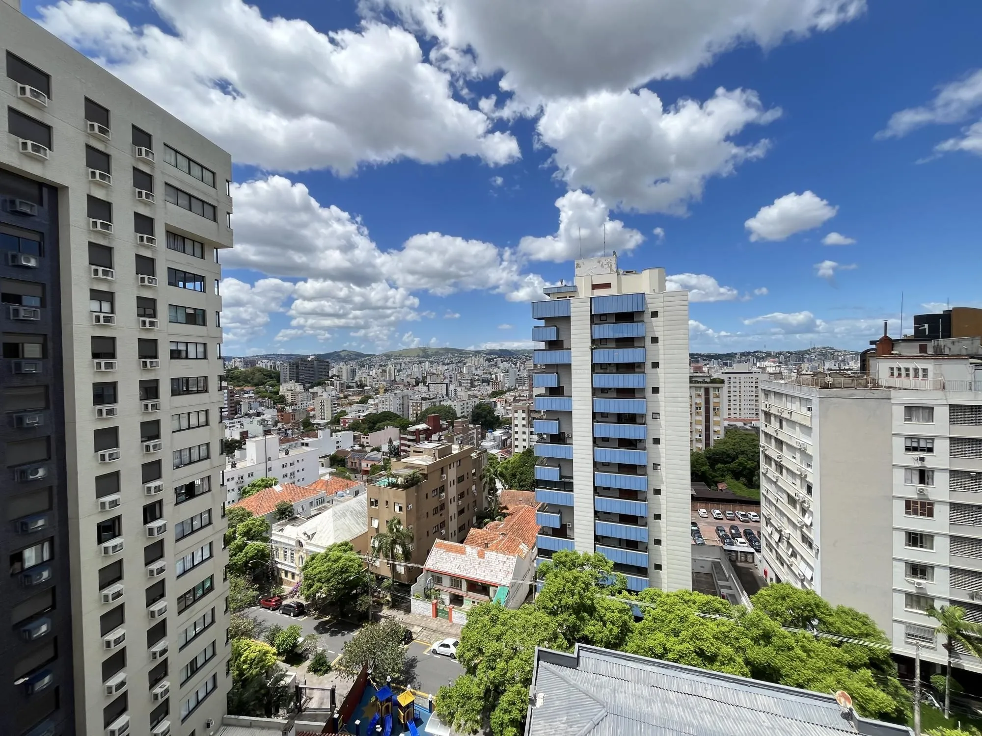 Imagem 3 quartos, gabinete ou 4º quartos e 1 vaga de garagem junto ao Moinhos de Vento