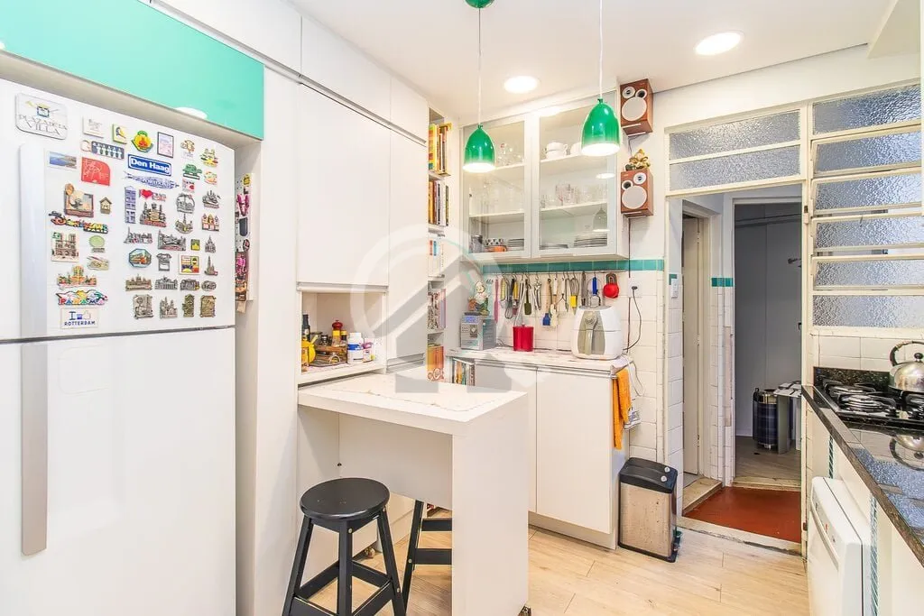 Imagem Amplo apartamento de 3 Dormitórios semi-mobiliado, amplo living com armário, varanda, cozinha indi...