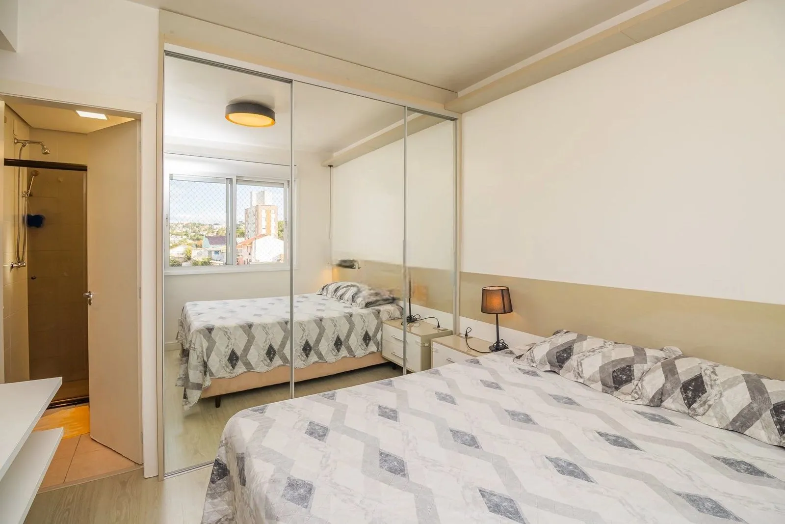 Imagem Apartamento 2 Dormitórios com Suíte e 2 Vagas no Jardim Botânico - Porto Alegre
