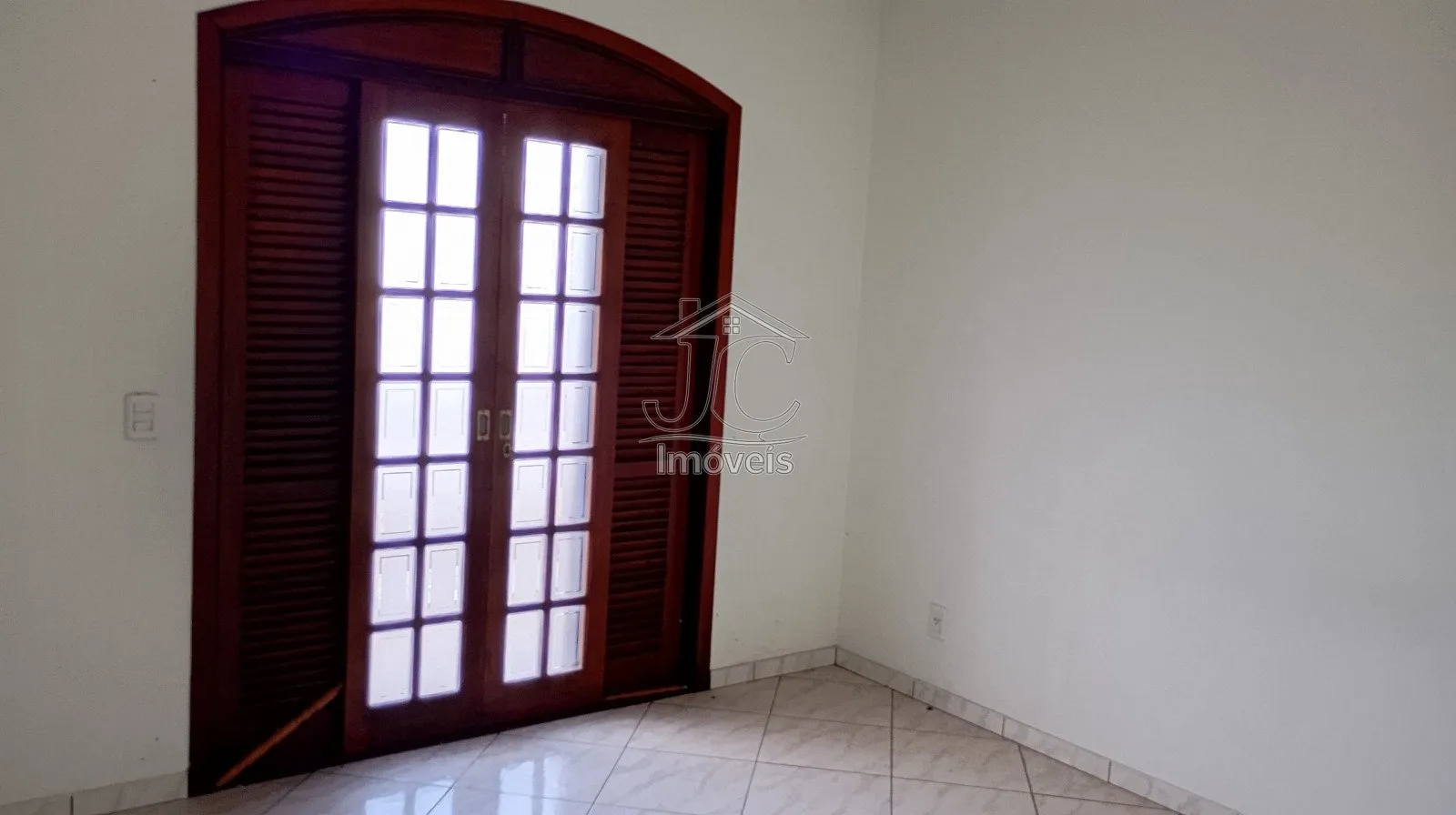 Imagem Casa com 3 quartos com barracão comercial no piso inferior à venda em Valinhos.