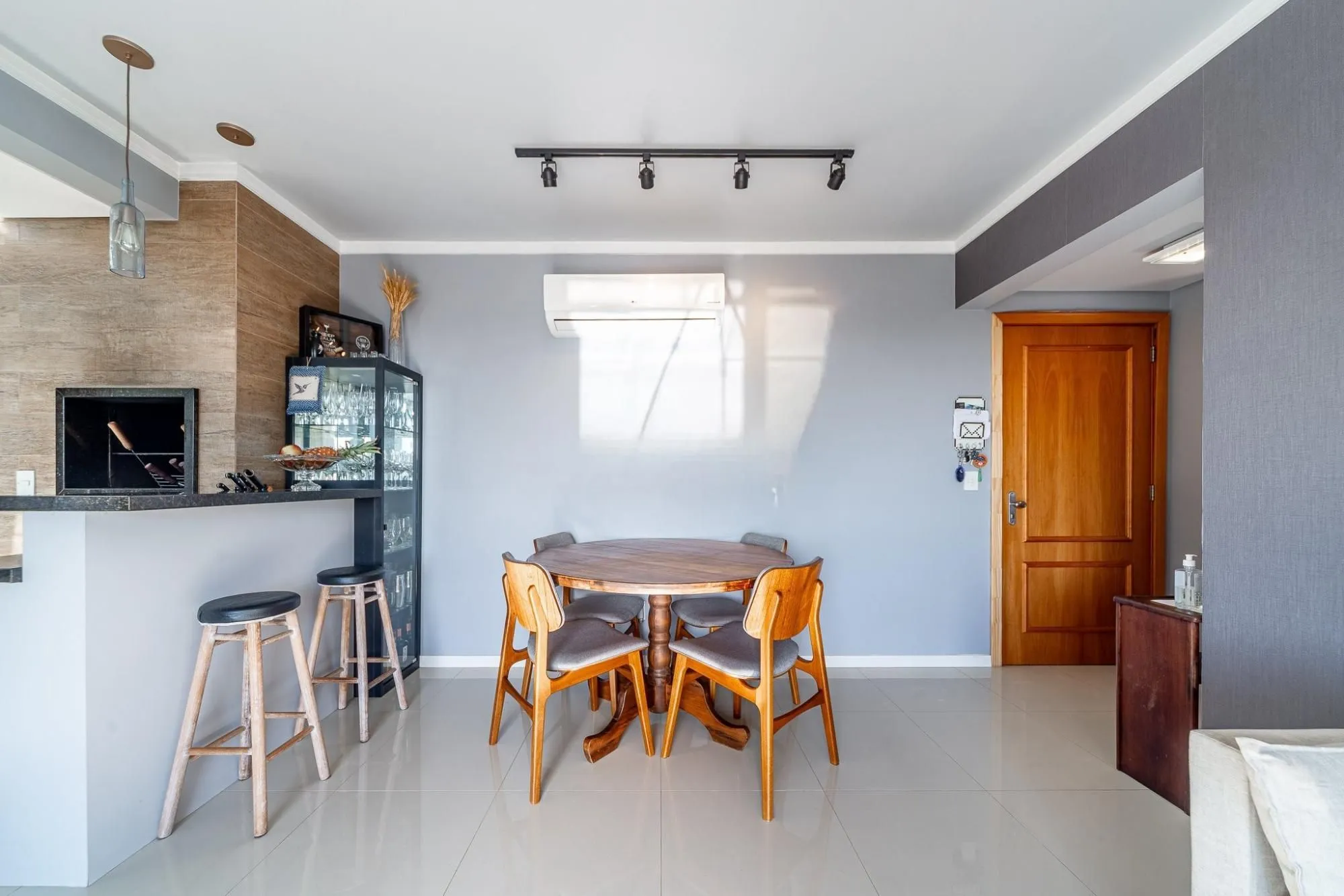 Imagem Apartamento 2 Dormitórios com Suíte e 2 Vagas no Petrópolis - 75m²