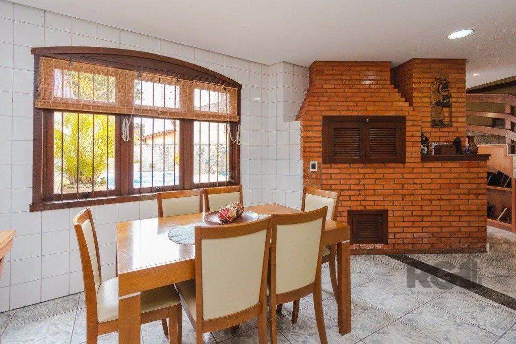 Imagem Casa com 4 dormitórios no bairro Morro Santana