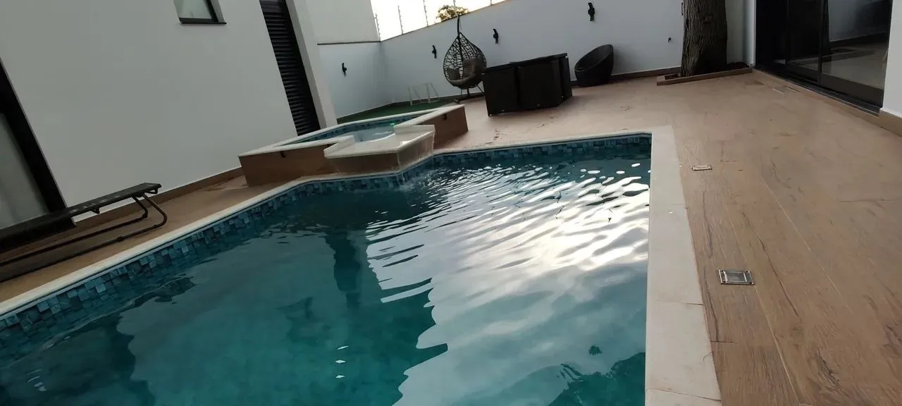 Imagem Imóvel de luxo em condomínio: Casa de 4 quartos e 3 suítes no Jd. Villagio Milano, Sorocaba-SP. 260m², 3 salas, 5 banheiros, 4 vagas.