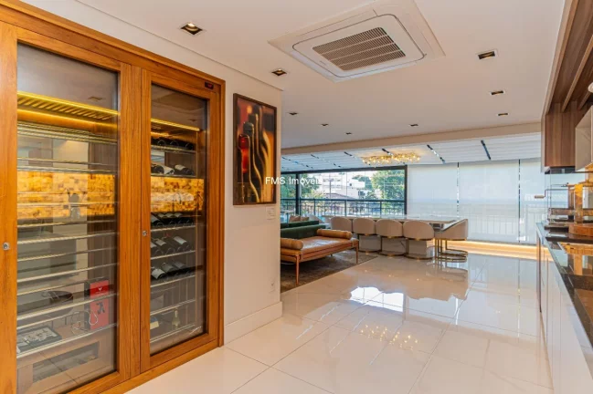 Imagem Apartamento de Alto Padrão de 3 suítes em Moema com 330m² e 4 vagas de garagem.