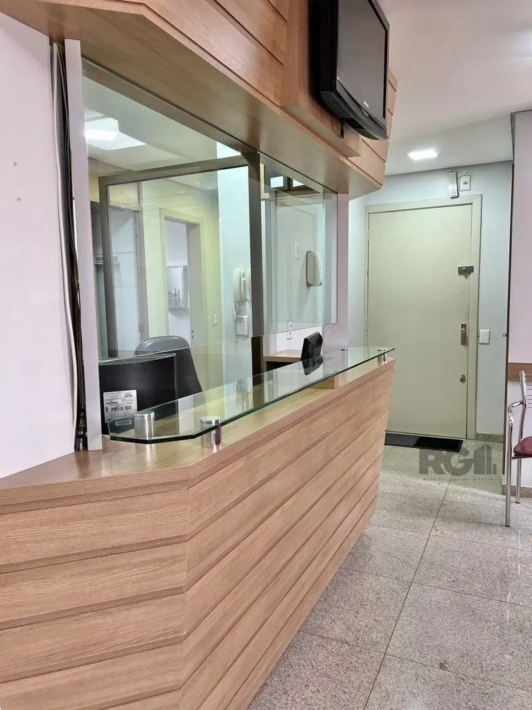 Imagem Conjunto comercial para comprar totalmente mobiliado e desocupado, localizado na prestigiada Rua Felipe Camarão, em frente à Redenção.