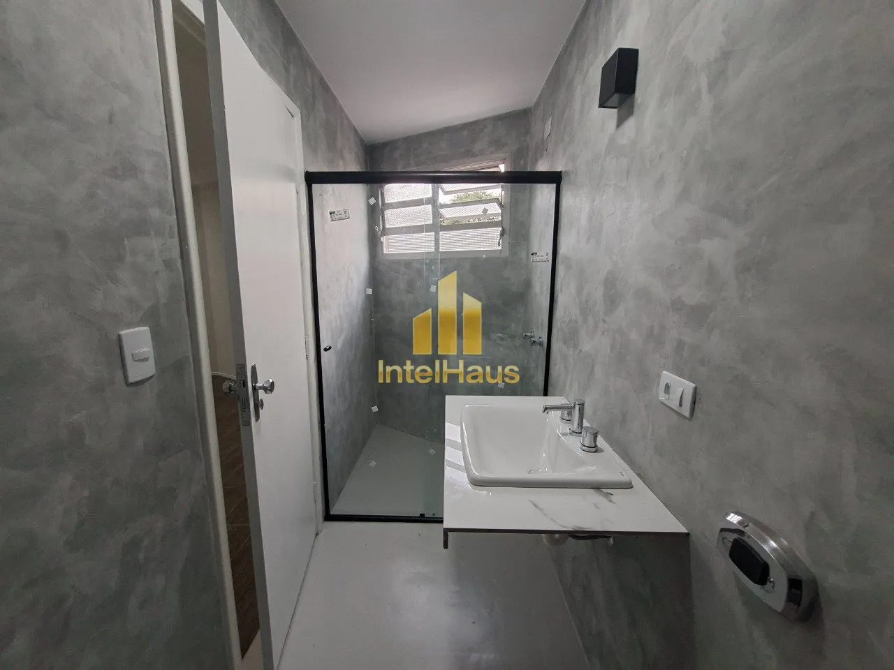 Imagem Apresentamos este excelente apartamento de frente no primeiro andar do Edifício Jalu. Situado na Ru...