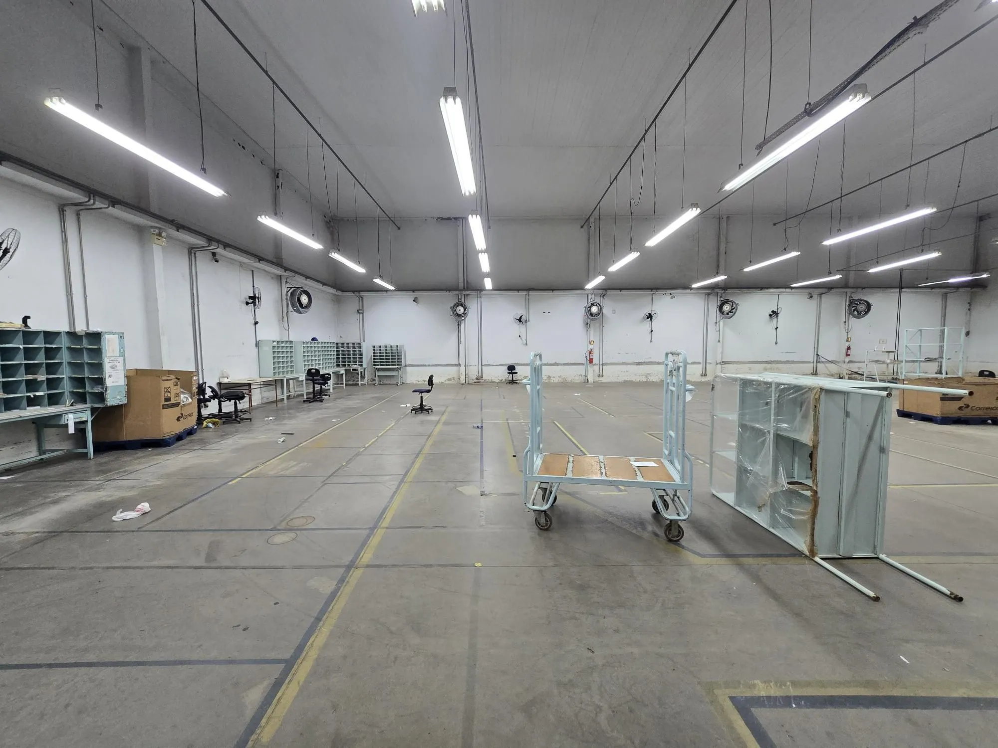 Imagem Galpão Logístico 2.000 m² com Doca e Pé-Direito Alto - Localização Estratégica
