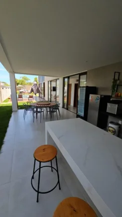 Imagem Imóvel à venda: Casa em Condomínio com Piscina no bairro GUARAJUBA, Camaçari - 422m²