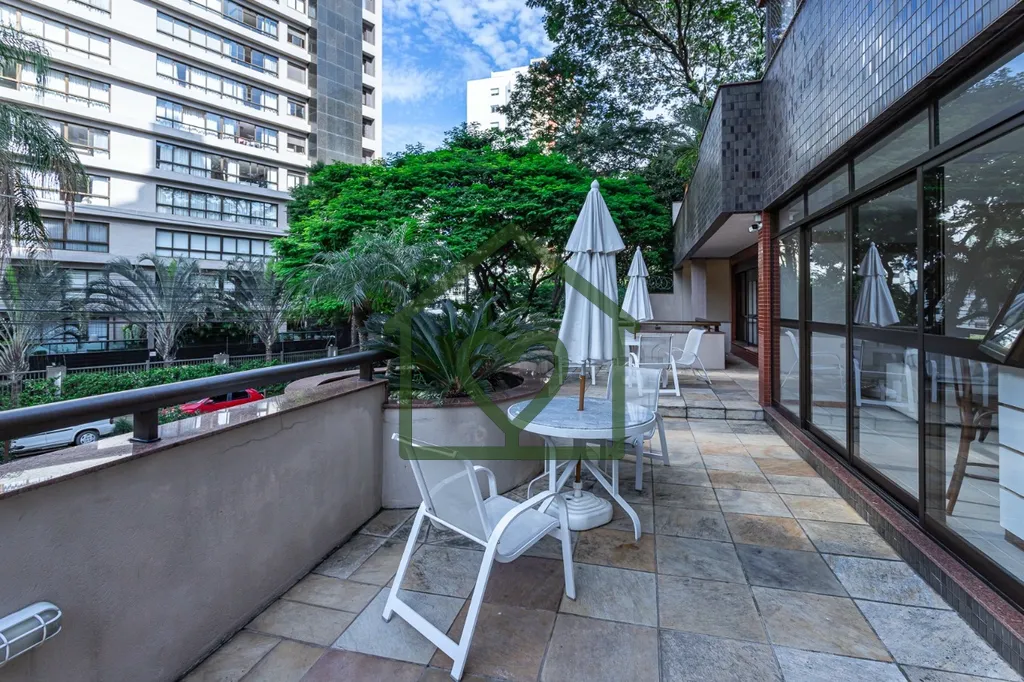 Imagem Apartamento semimobiliado com 132,8 m2 em andar alto, privilegiado por luz natural abundante. A áre...