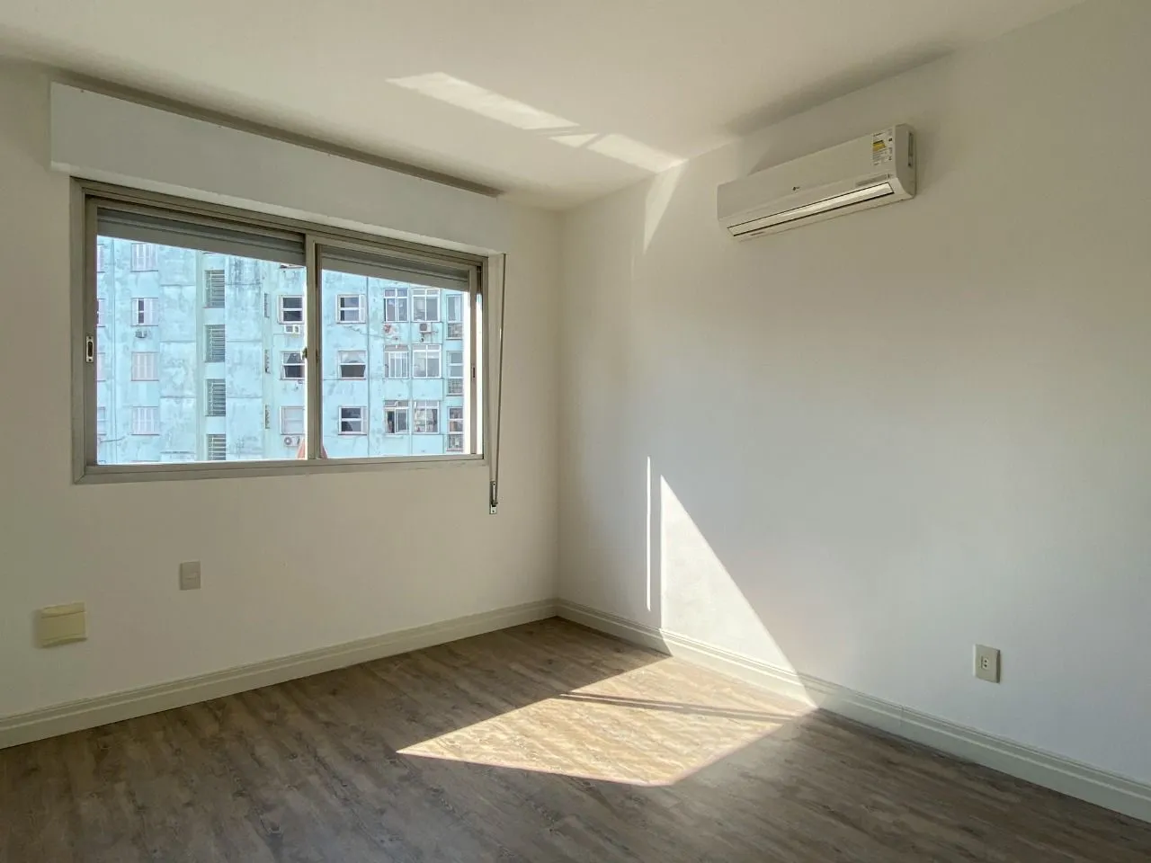 Imagem APARTAMENTO DE FRENTE, 1 DORMITÓRIO COM VAGA DE GARAGEM NA DUQUE