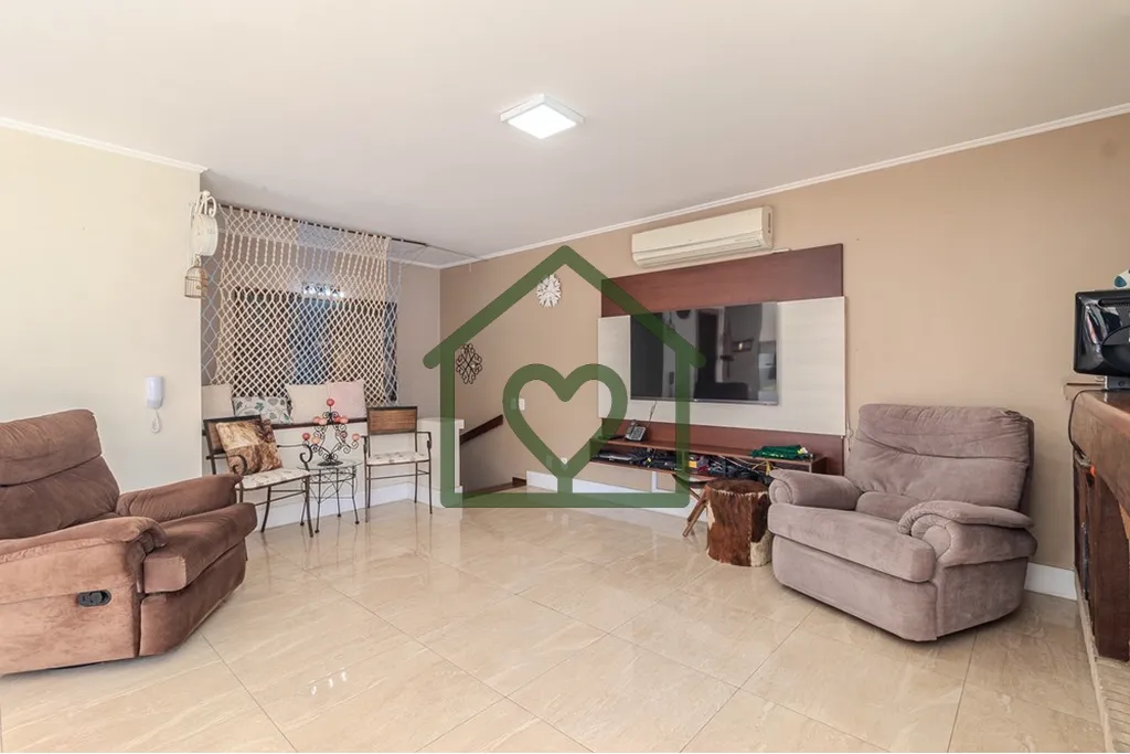 Imagem Cobertura duplex com 296 m² privativos, três dormitórios (sendo uma suíte) e três vagas de gara...