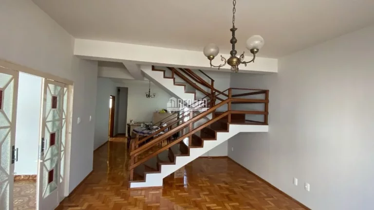 Imagem Casa com 6 dormitórios no bairro Fabrício em Uberaba