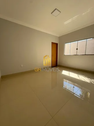 Imagem GH1935

A casa possui:

- 4 quartos (2 suite);
- 1 banheiro social;
- Sala; 
- Cozinha; 
- Área de ...