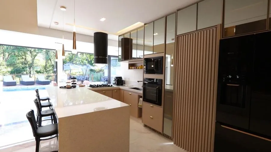 Imagem Casa Alto Padrão com 5 Suítes, em Condomínio Fechado.