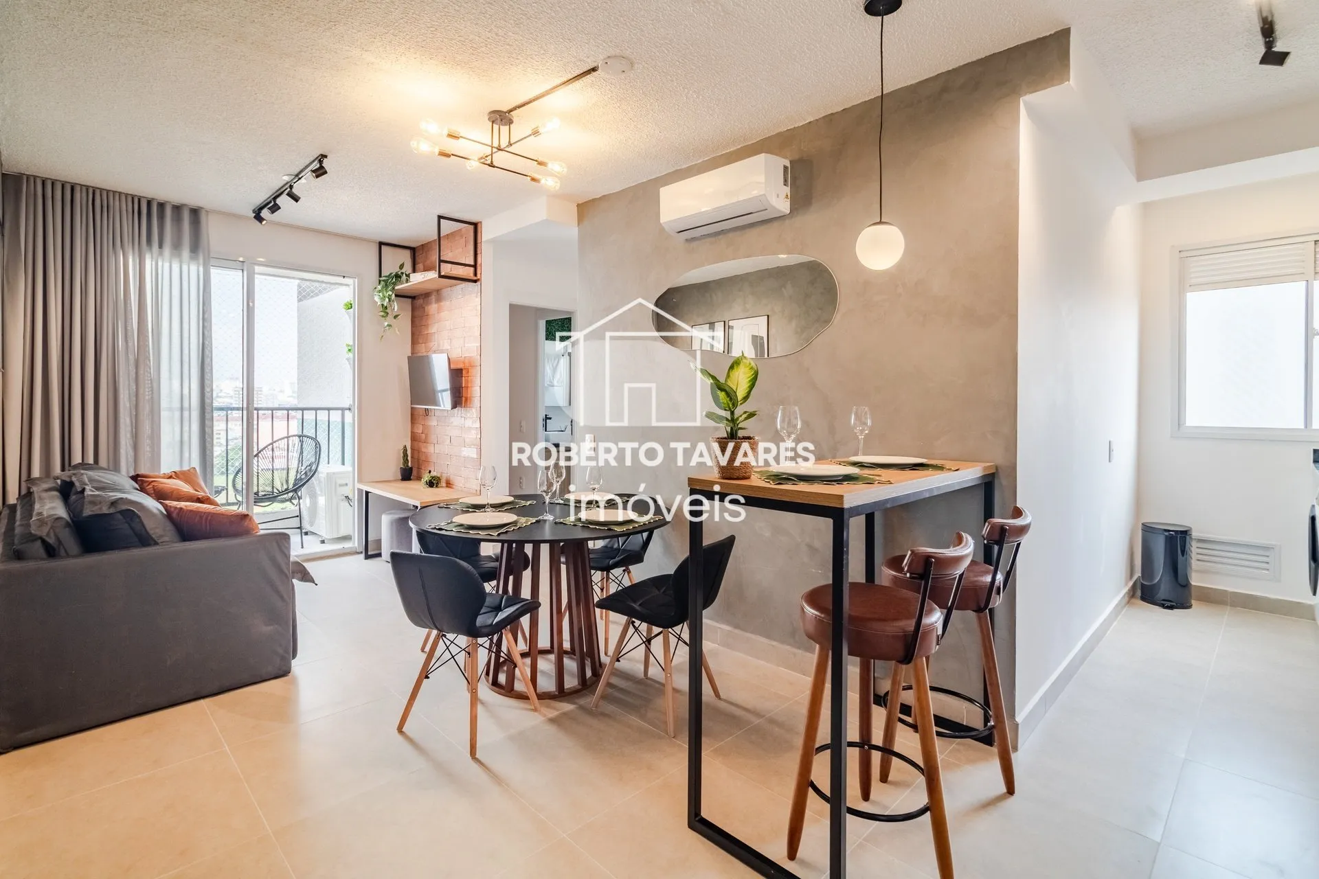 Imagem Apartamento totalmente mobiliado. VENDA DE PORTEIRA FECHADA - O imóvel conta com 2 quartos, sendo 1 suíte, além de uma vaga de garagem.