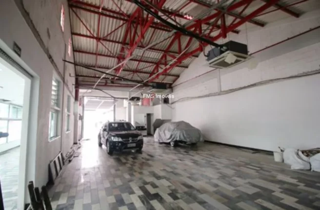 Imagem Galpão comercial de alto padrão para locação na Barra Funda, São Paulo-SP: 2 banheiros, 4 vagas e 279m² de área.
