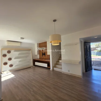 Imagem Localizada em um ambiente tranquilo, com apenas 59 residências, esta aconchegante e charmosa casa e...