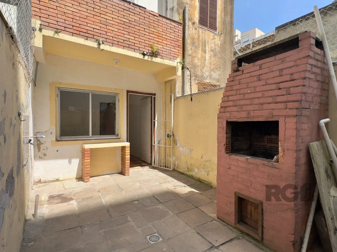 Imagem CASA COM 4 DORMITÓRIOS E PÁTIO COM CHURRASQUEIRA NO CENTRO HISTÓRICO