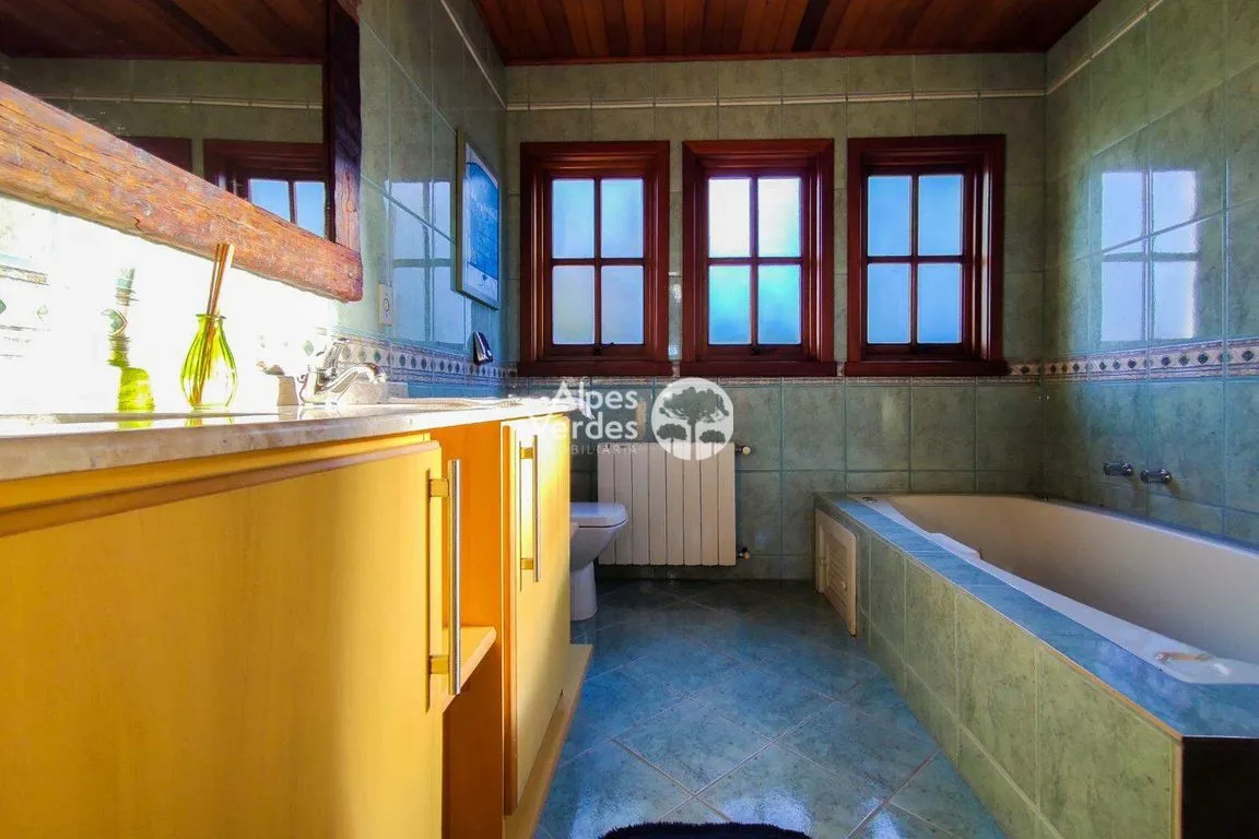 Imagem Vende-se Casa no Quinta da Serra, com 04 dormitórios