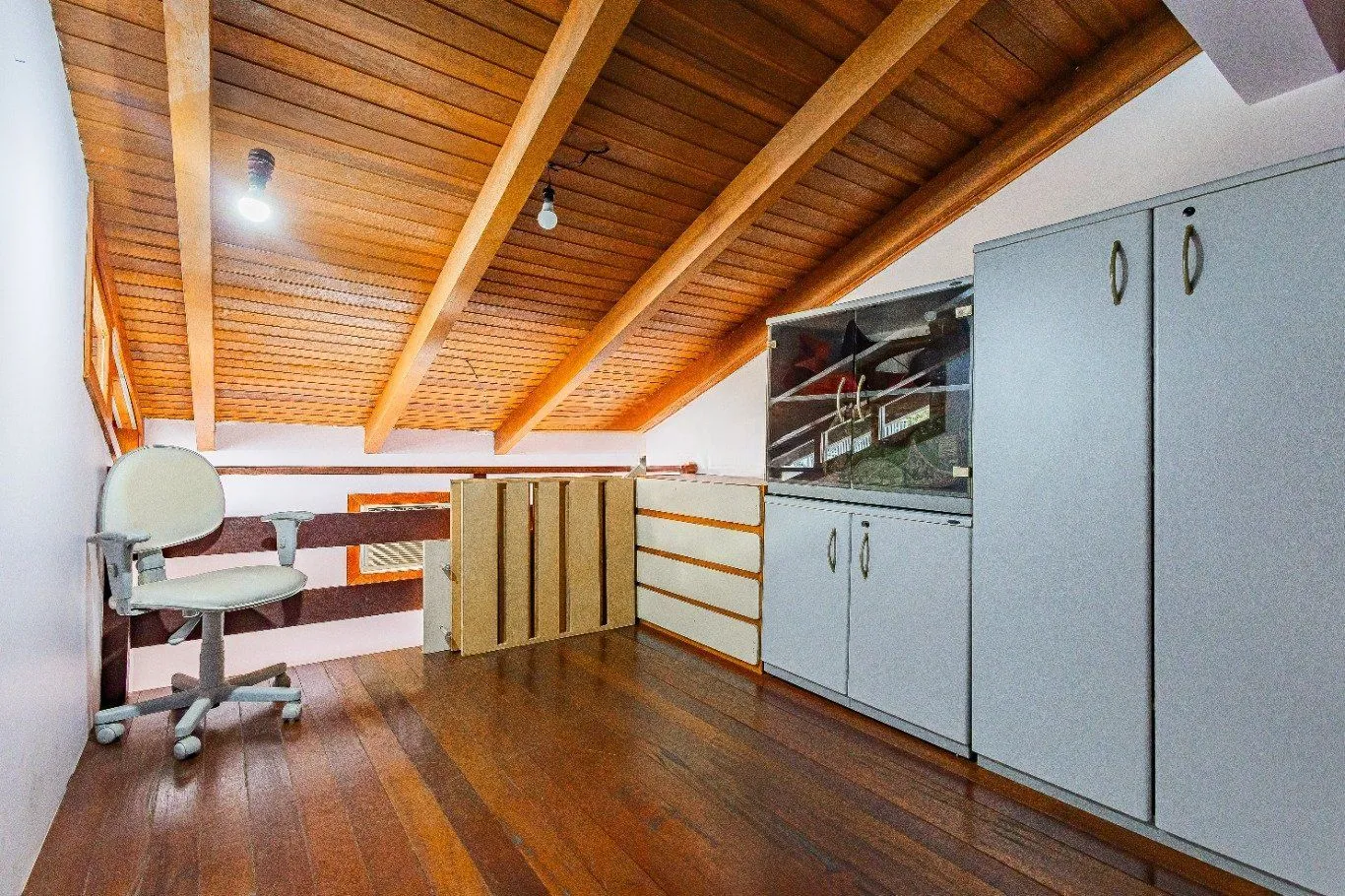 Imagem Casa de 4 dormitórios e 208m² à venda no Bairro Jardim Botânico, Porto Alegre.