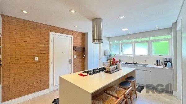 Imagem Apartamento de 200m², 4 quartos, 1 suíte e 4 vagas - Moinhos de Vento