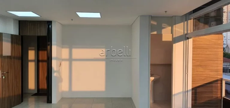 Imagem Sala com 43 metros quadrados com 2 pontos para ar-condicionado, 1 banheiro, janelas amplas, piso de ...