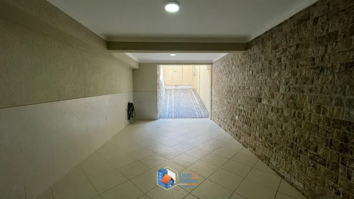 Imagem Sobrado para venda em Jardim Regina com 3 quartos, sendo 3 suítes, 183m²
