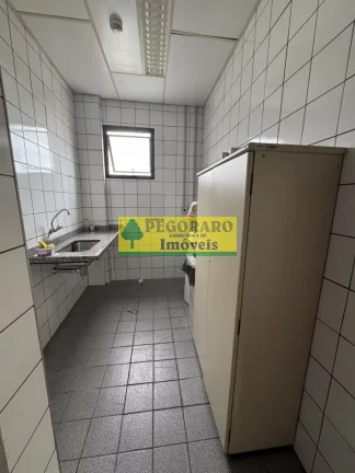 Imagem Galpão Comercial para Locação no Indaiá em Caraguatatuba-SP: 4 Salas, 4 Banheiros, 30 Vagas de Garagem, 875m² de Área.