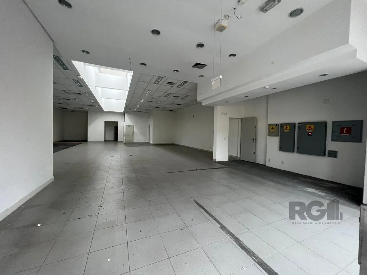 Imagem Loja para Venda - 450m², 0 dormitórios, 1 vaga - Petrópolis